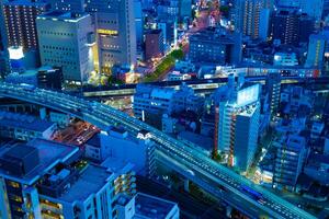 un oscuridad panorama paisaje urbano cerca el ferrocarril en Osaka telefotográfico Disparo foto