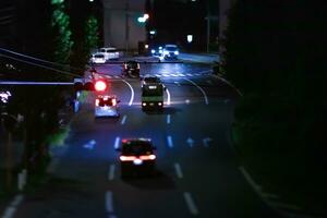 un noche miniatura tráfico mermelada a el ciudad intersección foto