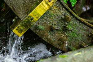 un histórico de madera rueda en el agua superficie en tokio cerca arriba foto