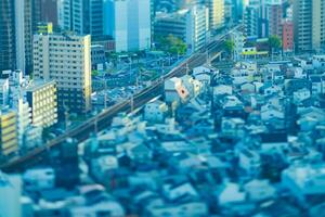 un oscuridad miniatura paisaje urbano por alto ángulo ver cerca el ferrocarril en Osaka foto