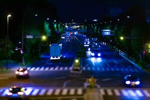 un noche miniatura tráfico mermelada a el céntrico calle en tokio foto