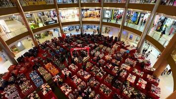 vitrines moda boutique. grande vendas em Preto sexta-feira. em venda às uma roupas loja dentro uma moderno compras Shopping lindo lobby às a shoppings. grande vendas. bekasi, Indonésia, janeiro 3, 2024 video