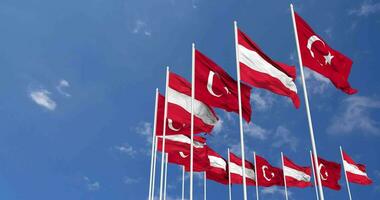 Austria y Turquía banderas ondulación juntos en el cielo, sin costura lazo en viento, espacio en izquierda lado para diseño o información, 3d representación video