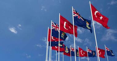 caimán islas y Turquía banderas ondulación juntos en el cielo, sin costura lazo en viento, espacio en izquierda lado para diseño o información, 3d representación video