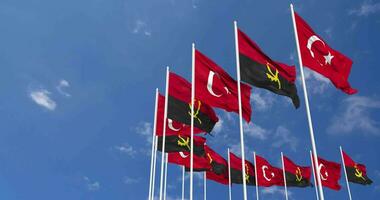 angola y Turquía banderas ondulación juntos en el cielo, sin costura lazo en viento, espacio en izquierda lado para diseño o información, 3d representación video