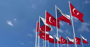 checo república y Turquía banderas ondulación juntos en el cielo, sin costura lazo en viento, espacio en izquierda lado para diseño o información, 3d representación video