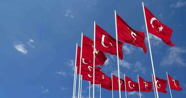 isla de hombre y Turquía banderas ondulación juntos en el cielo, sin costura lazo en viento, espacio en izquierda lado para diseño o información, 3d representación video
