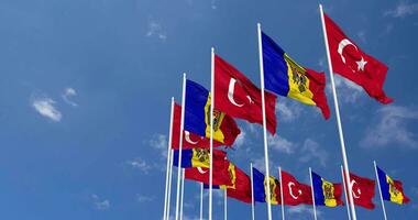Moldavia y Turquía banderas ondulación juntos en el cielo, sin costura lazo en viento, espacio en izquierda lado para diseño o información, 3d representación video