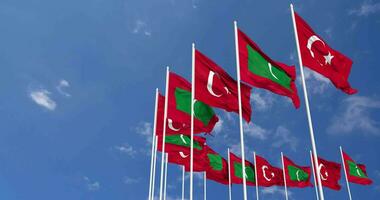 Maldivas e Peru bandeiras acenando juntos dentro a céu, desatado ciclo dentro vento, espaço em esquerda lado para Projeto ou Informação, 3d Renderização video