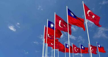 Taiwán y Turquía banderas ondulación juntos en el cielo, sin costura lazo en viento, espacio en izquierda lado para diseño o información, 3d representación video