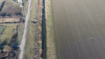 el canal de el inferior nivel de el irrigación sistema de campos. infraestructura para el cultivo de arroz foto