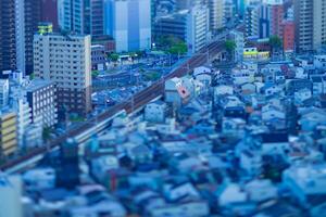 un oscuridad miniatura paisaje urbano por alto ángulo ver cerca el ferrocarril en Osaka foto