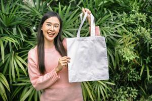 mujer participación blanco algodón eco totalizador bolsa. ambiente concepto diseño Bosquejo foto