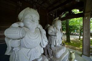 japonés guardián estatuas a el tradicional calle en tokio foto