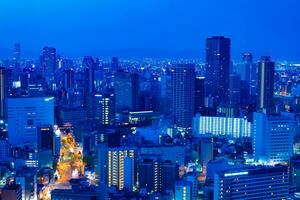 un amanecer panorámico paisaje urbano cerca Yodo río en Osaka foto