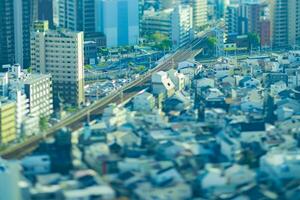 un oscuridad miniatura paisaje urbano por alto ángulo ver cerca el ferrocarril en Osaka foto