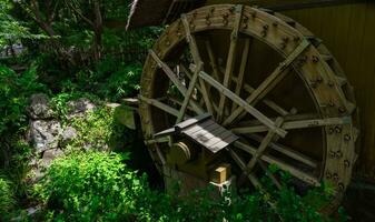 un histórico de madera rueda en el agua superficie en tokio foto