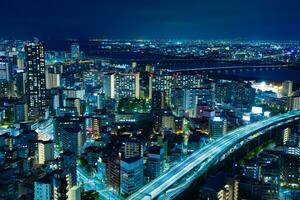 un noche panorámico paisaje urbano cerca Yodo río en Osaka amplio Disparo foto