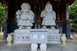 japonés guardián estatuas a el tradicional calle en tokio foto