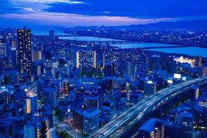 un oscuridad panorámico paisaje urbano cerca Yodo río en Osaka foto