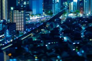 un noche miniatura paisaje urbano por alto ángulo ver cerca el ferrocarril en Osaka foto