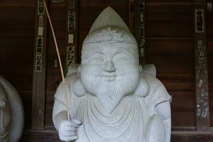 un japonés guardián estatua a el tradicional calle en tokio foto