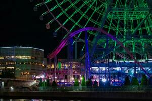 un noche iluminado ferris rueda en Yokohama telefotográfico Disparo foto