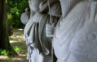 japonés guardián estatuas a el tradicional calle en tokio foto