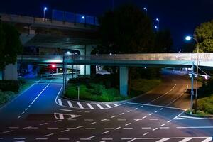 un noche vacío calle a el ciudad intersección en tokio foto