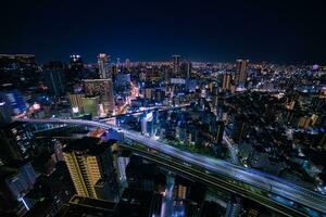 un noche panorámico paisaje urbano en Osaka alto ángulo amplio Disparo foto