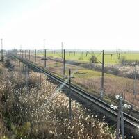 trama ferrocarril. parte superior ver en el rieles Alto voltaje poder líneas para eléctrico trenes foto