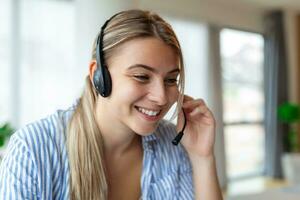 negocio mujer con auriculares trabajando con computadora a oficina. cliente Servicio asistente trabajando en oficina.mujer operador trabajando con auriculares y ordenador portátil a telemarketing cliente servicio. foto