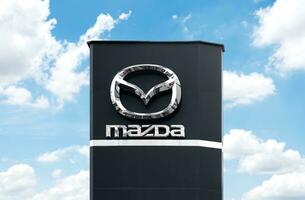 Bangkok Tailandia 20 octubre 2023 polo cartelera con logo mazda foto