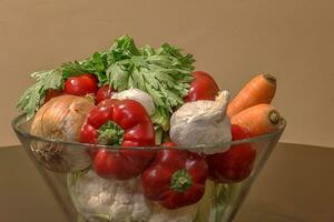 vegetales en un cuenco en un mesa, preparado para ensalada foto