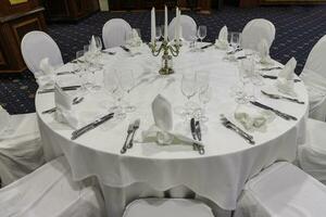 elegante mesa ajuste para un boda, banquete, o un recepción foto