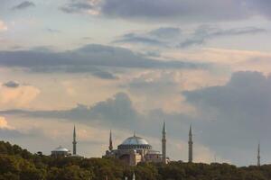 hagia Sofía o ayasofya mezquita con nublado cielo. Estanbul antecedentes foto