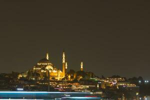 suleymaniye mezquita a noche. Ramadán concepto foto. foto