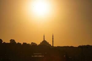 fatih mezquita a puesta de sol. silueta de Estanbul. foto