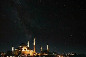 suleymaniye mezquita y vía Láctea. islámico o Ramadán concepto foto