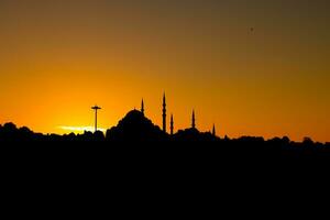 islámico foto. silueta de suleymaniye mezquita a puesta de sol en Estanbul foto