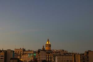 galata torre ver en el noche desde dorado bocina. puntos de referencia de Estanbul foto