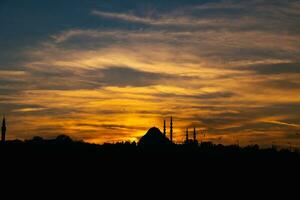 suleymaniye mezquita y dramático nubes a puesta de sol. Ramadán o islámico concepto foto