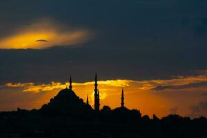 silueta de suleymaniye mezquita. Ramadán o islámico concepto foto