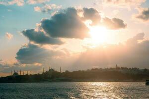 Estanbul ver con dramático cielo. Ramadán o islámico concepto antecedentes foto