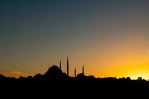 mezquita vista. silueta de suleymaniye mezquita a puesta de sol. foto