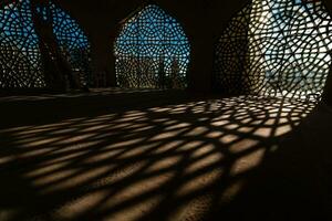 islámico o Ramadán concepto. mezquita y oscuridad de el ventana foto