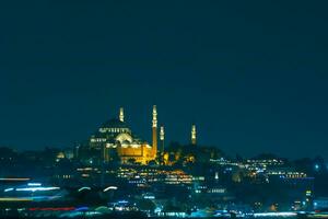 suleymaniye mezquita a noche. Ramadán o islámico antecedentes foto. foto