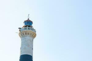 faro aislado en azul cielo antecedentes. esperanza o ambición concepto foto