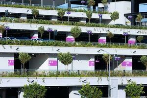 de varios pisos coche parque edificio con arboles y espacio números. foto