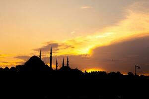 silueta de suleymaniye mezquita a puesta de sol. visitar Estanbul antecedentes foto
